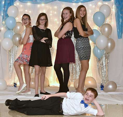 1Dylan-photobomb